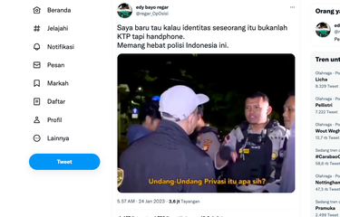 Tangkapan layar unggahan memperlihatkan polisi yang periksa paksa ponsel warga, bagaimana aturannya?