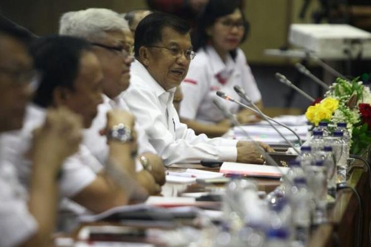 Ketua Umum PMI Jusuf Kalla saat menghadiri rapat dengar pendapat umum (RDPU) dengan Komisi IX DPR di Kompleks Parlemen, Rabu (8/2/2017). RDPU tersebut membahas tentang kelanjutan RUU Kepalangmerahan.