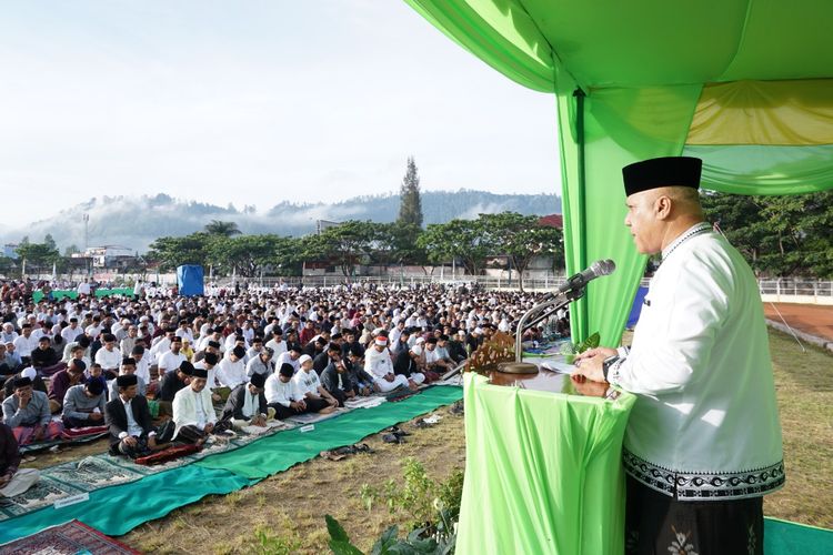 Bupati Aceh Tengah, Shabela Abubakar saat menyampaikan Pidato Idul Fitri 1440 H di lapangan Musara Alun Takengon, Rabu (05/06).