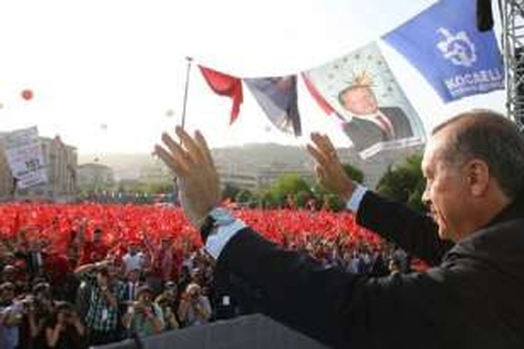 Presiden Turki Recep Tayyip Erdogan di hadapan para pendukungnya.