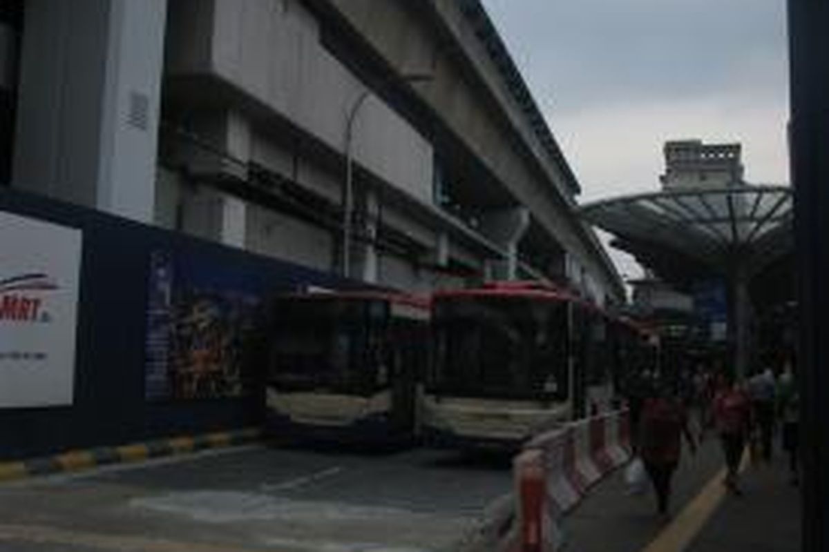Deretan bus-bus di depan Stasiun Pasar Seni di Kuala Lumpur, sebagai bagian dari integrasi antar moda transportasi publik di kota tersebut.