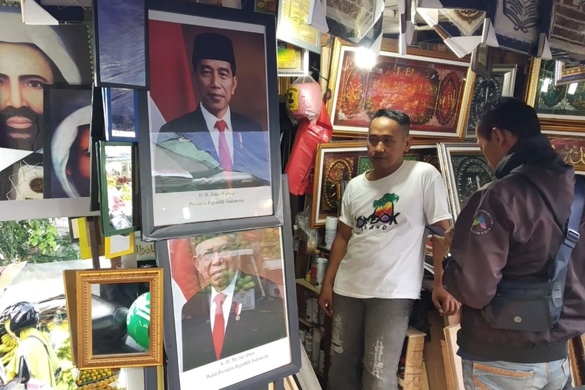 Salah satu penjual foto Presiden dan Wakil Presiden di Pasar Permai, Koja, Jakartq Utara