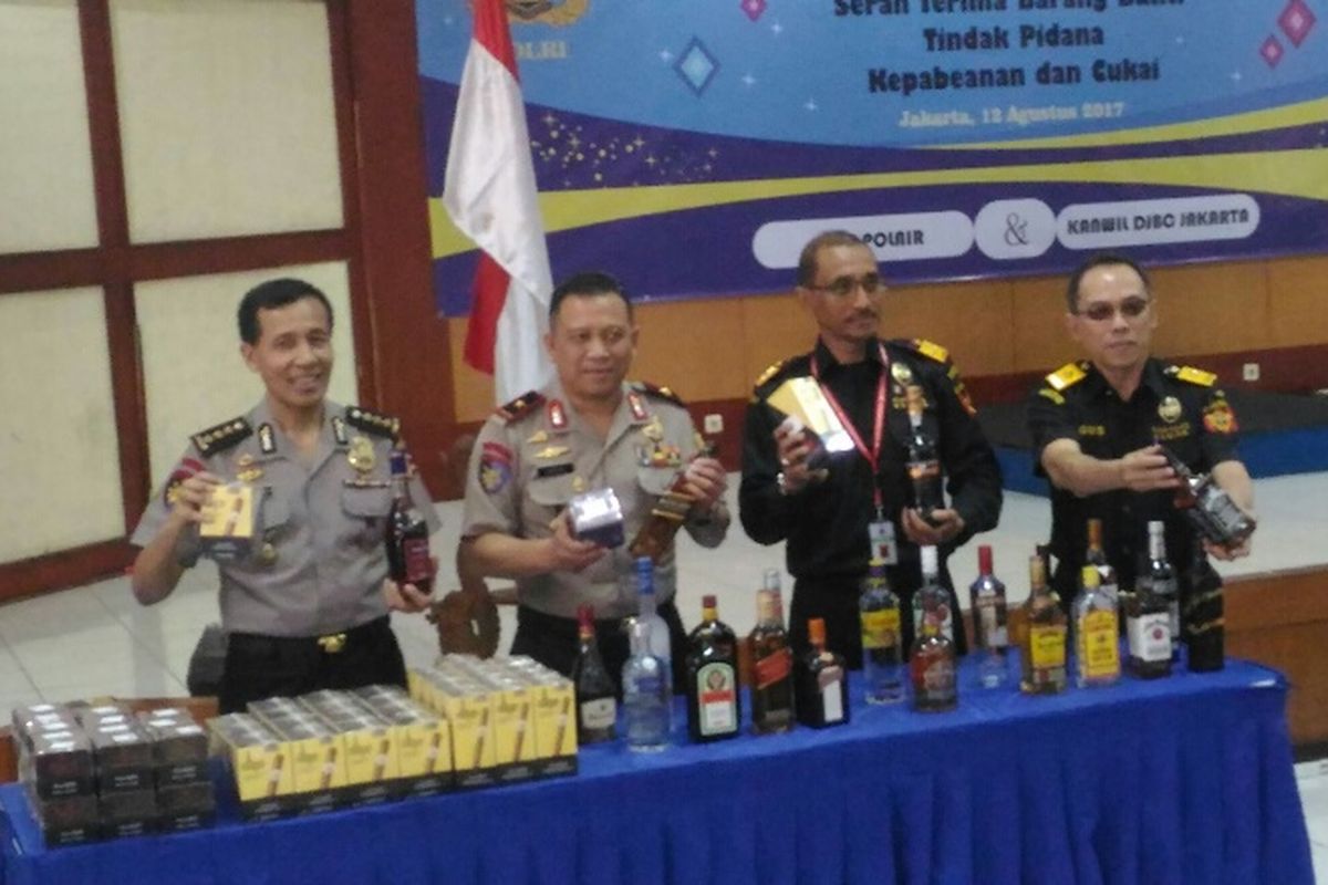 Ditpolair Baharkam Polri menggagalkan penyelundupan 6.900 botol miras ilegal dan 58 pak cerutu dari Malaysia dan Singapura melalui Pelabuhan Kijang, Kepulauan Riau.