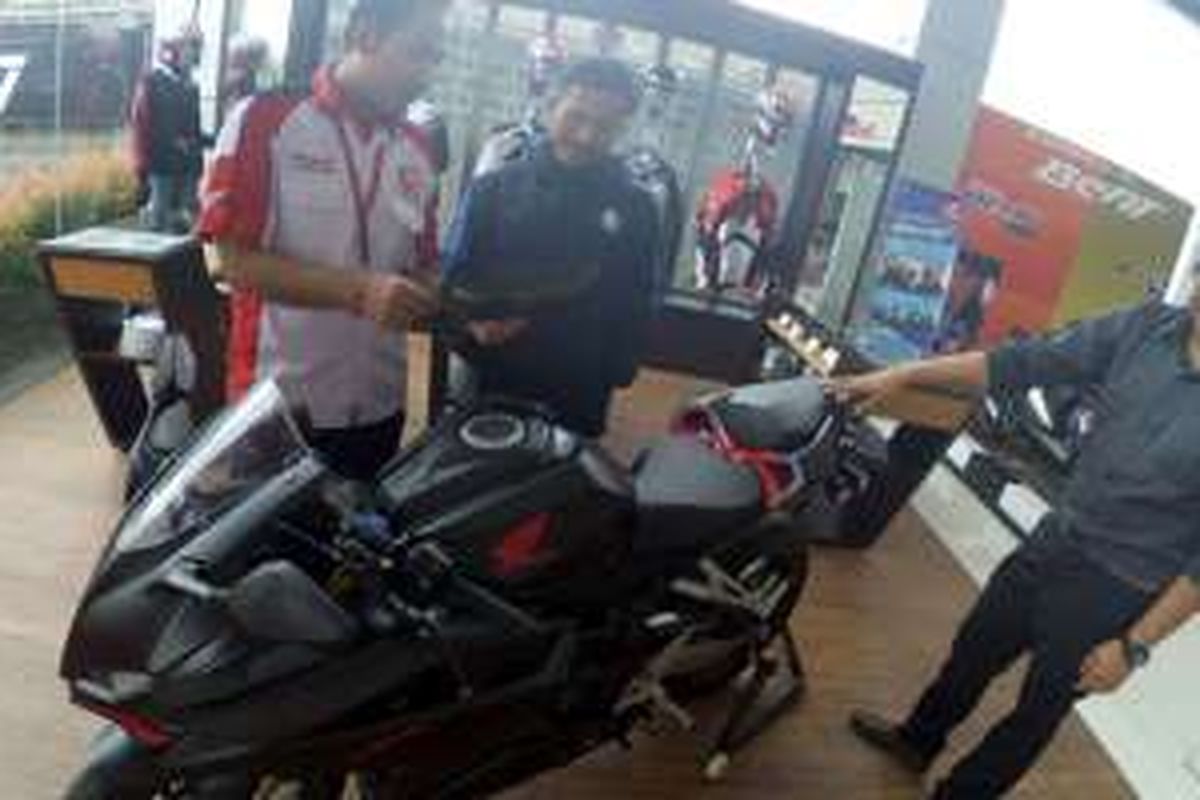 Honda CBR250RR di salah satu diler di Jawa Barat. Harga motor ini lebih mahal Rp 100.000 dibandingkan harga Jakarta.