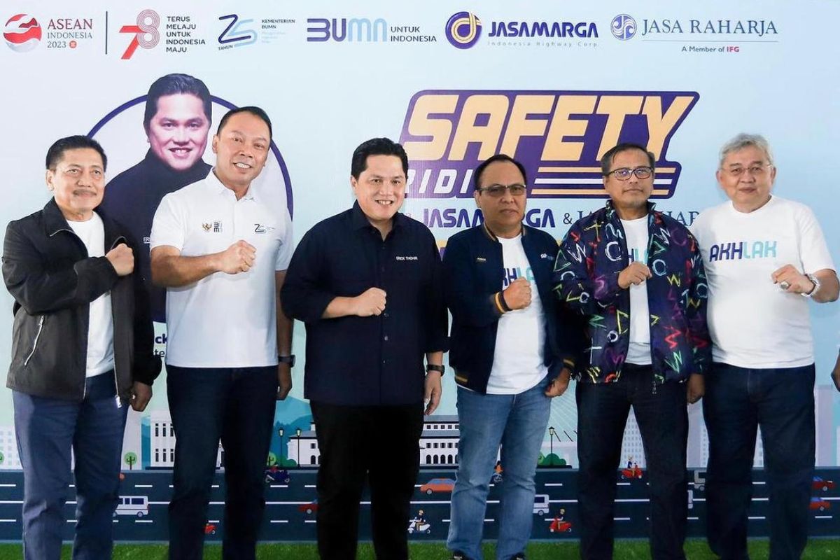 Menteri Badan Usaha Milik Negara (BUMN) Republik Indonesia (RI) Erick Thohir berfoto bersama Direktur Utama (Dirut) Jasa Raharja Rivan A, Komisaris Utama Jasa Marga Mohammad Zainal Fatah, Dirut Jasa Marga Subakti Syukur dan pihak terkait dalam acara Safety Riding Bersama Jasa Marga dan Jasa Raharja di Sasana Budaya Ganesha (Sabuga) Institut Teknologi Bandung (ITB), Sabtu (6/8/2023).
