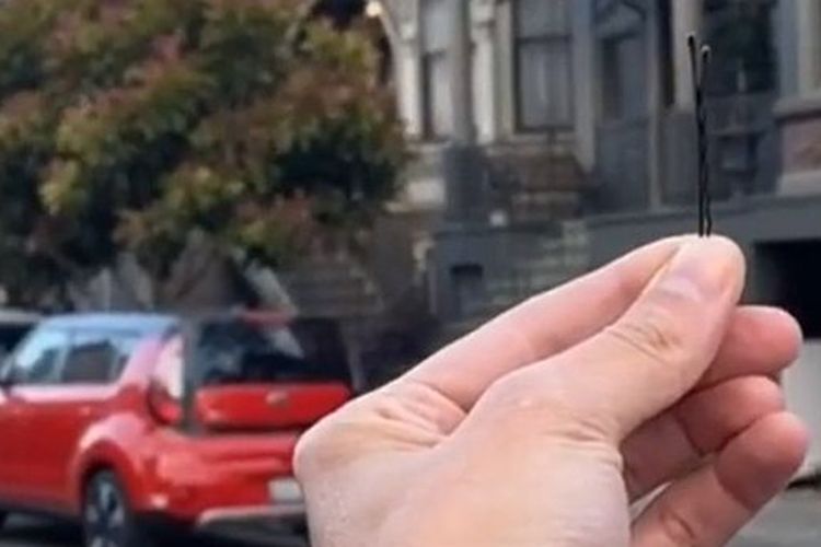 Seorang wanita dari San Francisco menukarkan penjepit rambut dengan beberapa barang, termasuk mobil.