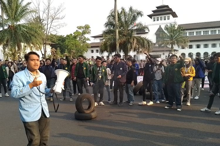 Ratusan mahasiswa Kota Bandung unjuk rasa depan Gedung Sate, Jumat (29/9/2023).