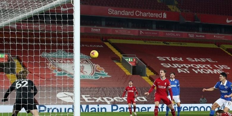 Proses gol gelandang Brighton & Hove Albion Steven Alzate ke gawang Liverpool pada laga lanjutan pekan ke-22 Liga Inggris 2020-2021 di Stadion Anfield, Rabu (3/2/2021) atau Kamis dini hari WIB. 