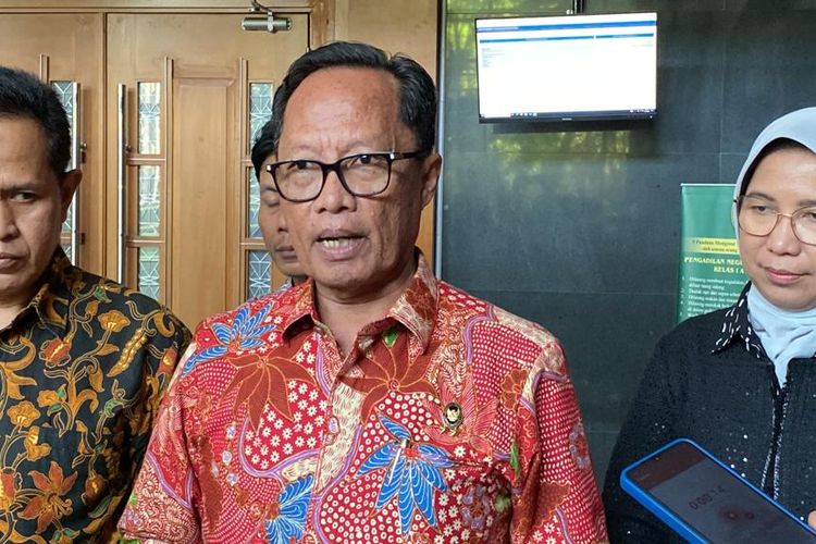 Deputi III Kemenko Polhukam Bidang Hukum dan HAM Sugeng Purnomo usai sidang soal gugatan Perkomhan di Pengadilan Negeri (PN) Jakarta Pusat, Senin (31/7/2023).