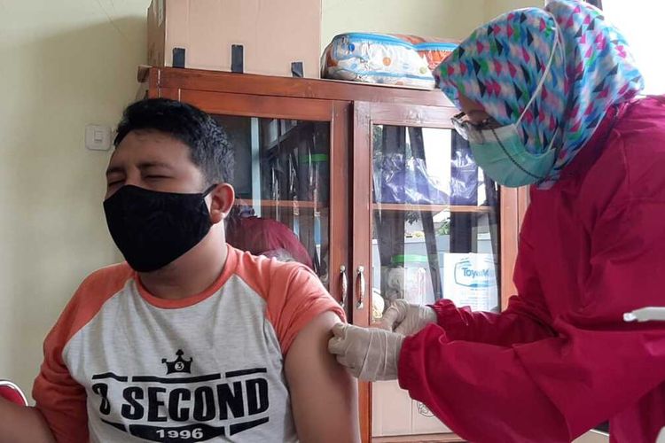 Salah seorang wartawan disuntik vaksin Covid-19 di Puskesmas Purwokerto Barat, Kabupaten Banyumas, Jawa Tengah, Kamis (25/2/2021).
