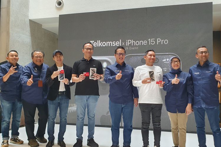 (kiri ke kanan) Vice President Corporate Communications Telkomsel Saki Hamsat Bramono, Vice President Postpaid Consumer, International Roaming and Interconnect Telkomsel Bernadus W. Wijayanto, Pelanggan Telkomsel Prestige, Direktur Sales Telkomsel Adiwinahyu B. Sigit, Pelanggan Telkomsel Prestige, Vice President Consumer Business Area Jabotabek Jabar Telkomsel Filin Yulia, Vice President Brand and Marketing Communications Telkomsel Abdullah Fahmi, meresmikan program bundling iPhone 15 dalam sebuah acara di Jakarta, Jumat (27/10/2023).