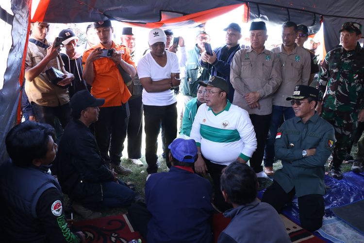 Anggota DPR RI yang juga Ketua Fraksi PKB DPR RI H Cucun Ahmad Syamsurijal bersama Bupati Bandung Dadang Supriatna meninjau lokasi gempa bumi di Kecamatan Kertasari, Kabupaten Bandung, Kamis (29/9/2024).
