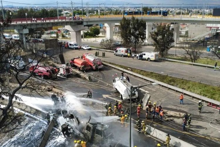 Ledakan truk tangki di Jembatan Puente de la Concordia, Mexico City, menewaskan 25 orang. Puluhan korban lainnya masih dirawat akibat luka bakar parah.