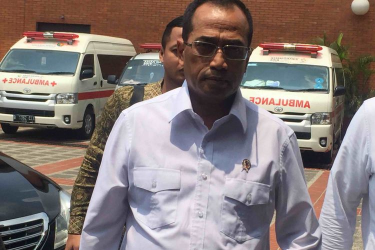 Menteri Perhubungan Budi Karya Sumadi menemui keluarga penumpang Lion Air JT 610 di ruang VIP Bandara Soekarno-Hatta, Cengkareng, Tangerang, yang dijadikan ruang crisis center, Senin (29/10/2018).