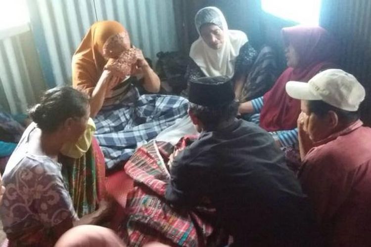 Jenazah Hasan Daeng Talli, seorang kakek di Kabupaten Gowa, Sulawesi Selatan yang tewas kesetrum dari perangkap babi tengah disemayamkan di rumah duka. Selasa, (24/1/2017).
