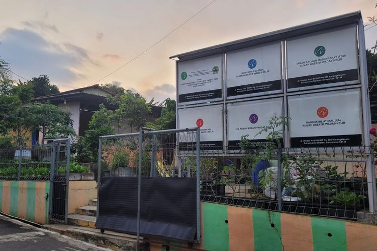 Rumah Kreatif Wadas Kelir (RKWK), Kelurahan Karangklesem, Kecamatan Purwokerto Selatan, Kabupaten Banyumas, Jawa Tengah tampak depan.