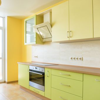 Ilustrasi kabinet dapur berwarna kuning mentega lembut