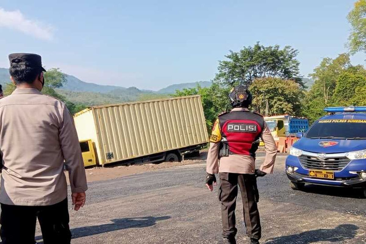 Polres Sumedang melakukan buka tutup jalur di jalur Cireki, Tomo, Sumedang, Senin (25/4/2022). Dok. Humas Polres Sumedang/KOMPAS.com