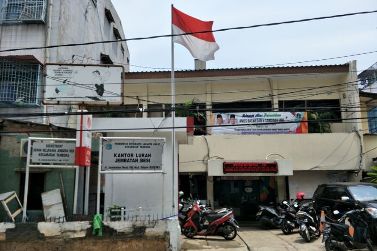 Halaman depan kantor Kelurahan Jembatan Besi yang terletak di Kecamatan Tambora, Jumat (10/11/2017).