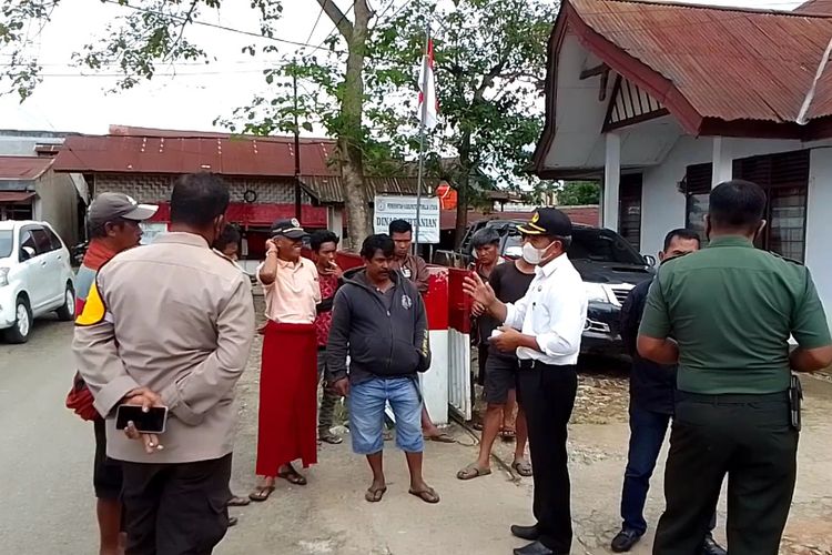 Sejumlah pedagang Kerbau mendatangi Kantor Dinas Pertanian minta pemerintah tidak pandang bulu dalam menerapkan kebijakan penutupan pasar hewan di Rantepao, Jumat (08/7/2022)