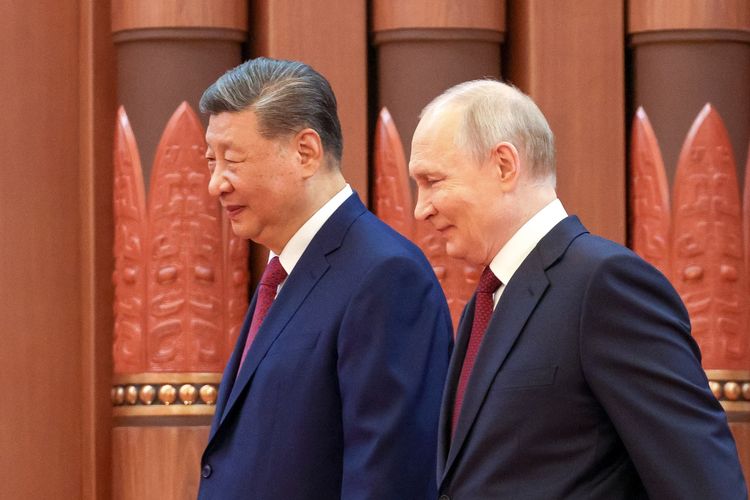 Presiden Rusia Vladimir Putin (kanan) berjalan bersama Presiden China Xi Jinping (kiri) dalam pertemuan mereka di Beijing, China, 20 Mei 2026.