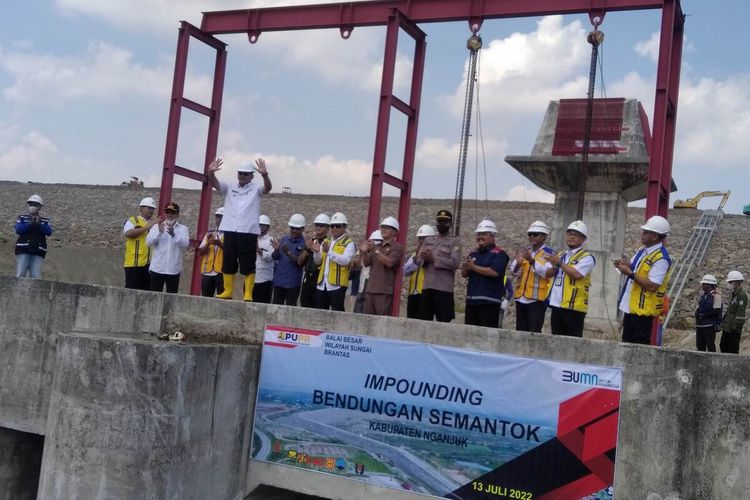 Plt Bupati Nganjuk Marhaen Djumadi menjatuhkan kendi sebagai tanda dimulainya impounding Bendungan Semantok, Rabu (13/7/2022).