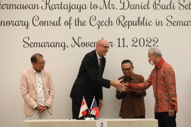 Gubernur Jateng Ganjar Pranowo menghadiri acara serah terima jabatan Konsulat Kehormatan Republik Ceko Semarang di Hotel Padma Semarang, Jumat (11/11/2022).
