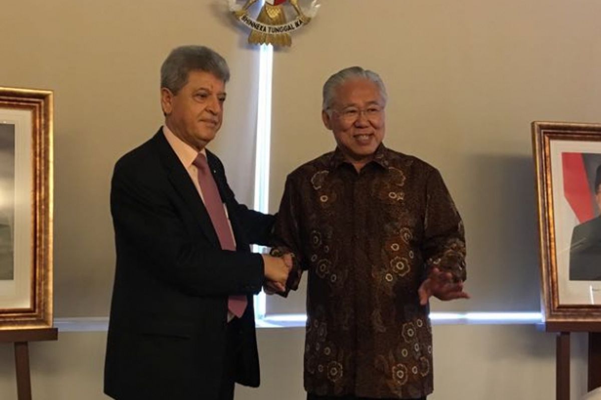 Menteri Perdagangan Enggartiasto Lukita (kanan) dan Duta Besar Palestina untuk Indonesia Zuhair Al Shun saat menyampaikan keterangan pers mengenai perjanjian perdagangan Indonesia dengan Palestina di kantor Kemendag, Jakarta Pusat, Rabu (23/5/2018).