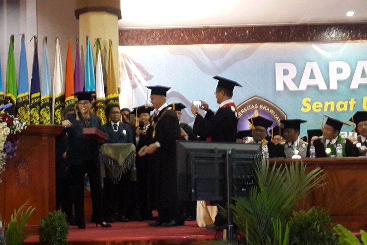 Menteri Keuangan RI Sri Mulyani Indrawati saat menerima pemakaian jas almamater Universitas Brawijaya dalam Rapat Terbuka Dies Natalis ke-55 Universitas Brawijaya, Kota Malang, Jumat (5/1/2018).