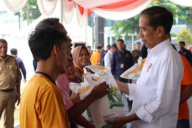 Presiden Jokowi saat membagikan beras bantuan di Purwakarta. 