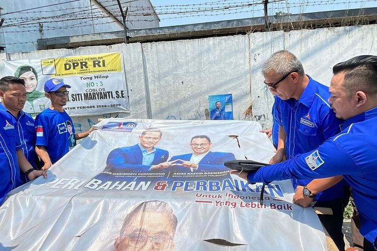 Sejumlah kader Partai Demokrat Kabupaten Bandung, Jawa Barat menurunkan baliho, banner, spanduk, dan billboard bergambar Anies Baswedan di beberapa titik di Kabupaten Bandung, Sabtu (2/9/2023).
