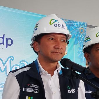 Wakil Direktur Utama ASDP, Yossianis Marciano saat memberikan keterangan di Pelabuhan Ketapang Banyuwangi 