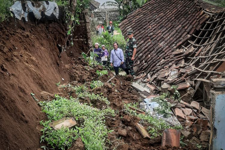 Rumah di Desa Suntenjaya, Kecamatan Lembang, Bandung Barat ambruk diterjang longaor, Selasa (15/11/2022).