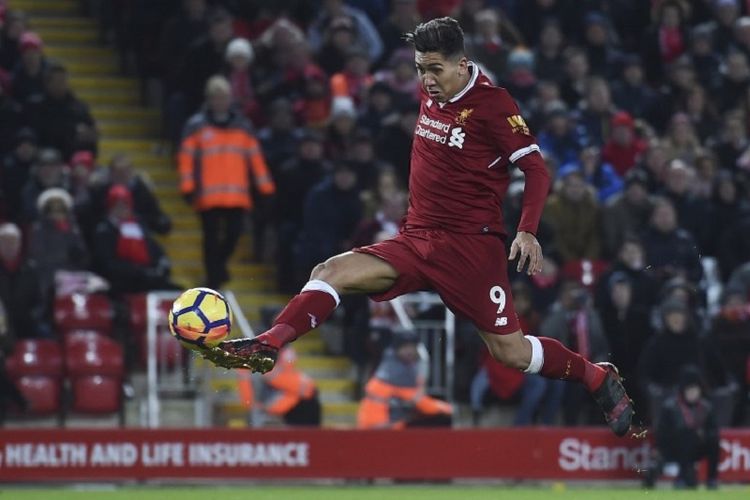 Liverpools Brazilian midfielder Roberto Firmino volleys the ball from a cross to score their second goal during the English Premier League football match between Liverpool and Swansea City at Anfield in Liverpool, north west England on December 26, 2017. / AFP PHOTO / PAUL ELLIS / RESTRICTED TO EDITORIAL USE. No use with unauthorized audio, video, data, fixture lists, club/league logos or live services. Online in-match use limited to 75 images, no video emulation. No use in betting, games or single club/league/player publications.  / 