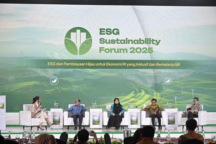 Suasana diskusi panel dengan tema Peran Pembiayaan dalam Mendorong ESG dan Energi Berkelanjutan pada acara CNBC Indonesia ESG Sustainability Forum 2025, Jumat (31/1) di Jakarta.
