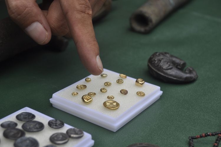 Koin emas yang ditemukan di Kecamatan Cengal, Kabupaten Ogan Komering Ilir (OKI), Sumatera Selatan, Senin (7/10/2019).
