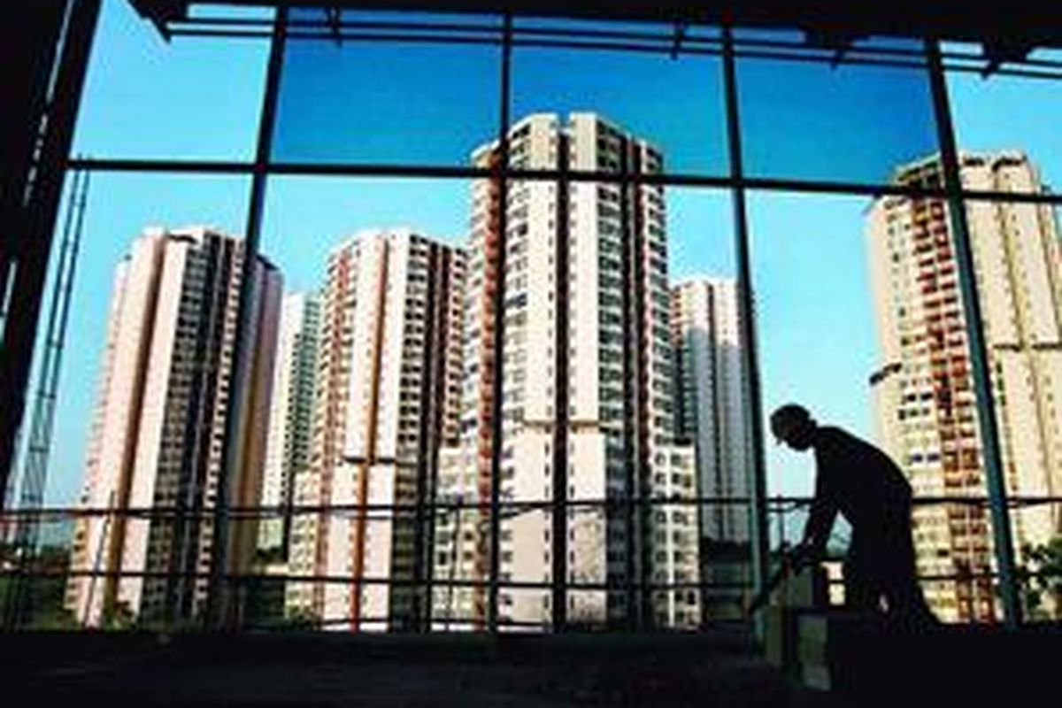 Pekerja memotong hebel blok untuk dinding pusat perbelanjaan Epicentrum Walk yang sedang dibangun di kawasan Kuningan, Jakarta, Rabu (25/6). Pengembang masih optimistis berinvestasi di sektor properti, termasuk memenuhi kebutuhan industri ritel yang tumbuh subur, terutama di Jakarta. 