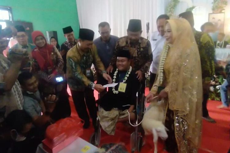 Pasangan pengantin baru Hambali - Heti Kurniawati, menjalani ijab kabul di Kantor Kementerian Agama Jombang, Jawa Timur, Rabu (28/12/2022). Dalam pernikahan itu, Hambali memberikan seekor kambing sebagai mas kawin kepada Heti.