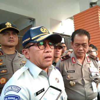 Dirgakkum Korlantas Mabes Polri Brigjen Pol Pujiyono Dulrachman (kanan) saat menjenguk korban kecelakaan di RS MH Thamrin Purwakarta, Senin (2/9/2019).