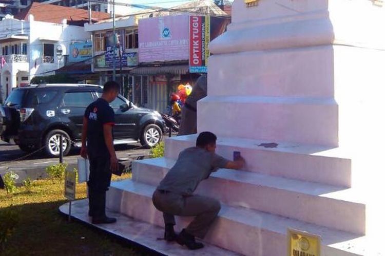 Petugas Pol PP dan pemadam kebakaran saat membersihkan Tugu Yogyakarta dari cat berwarna merah.