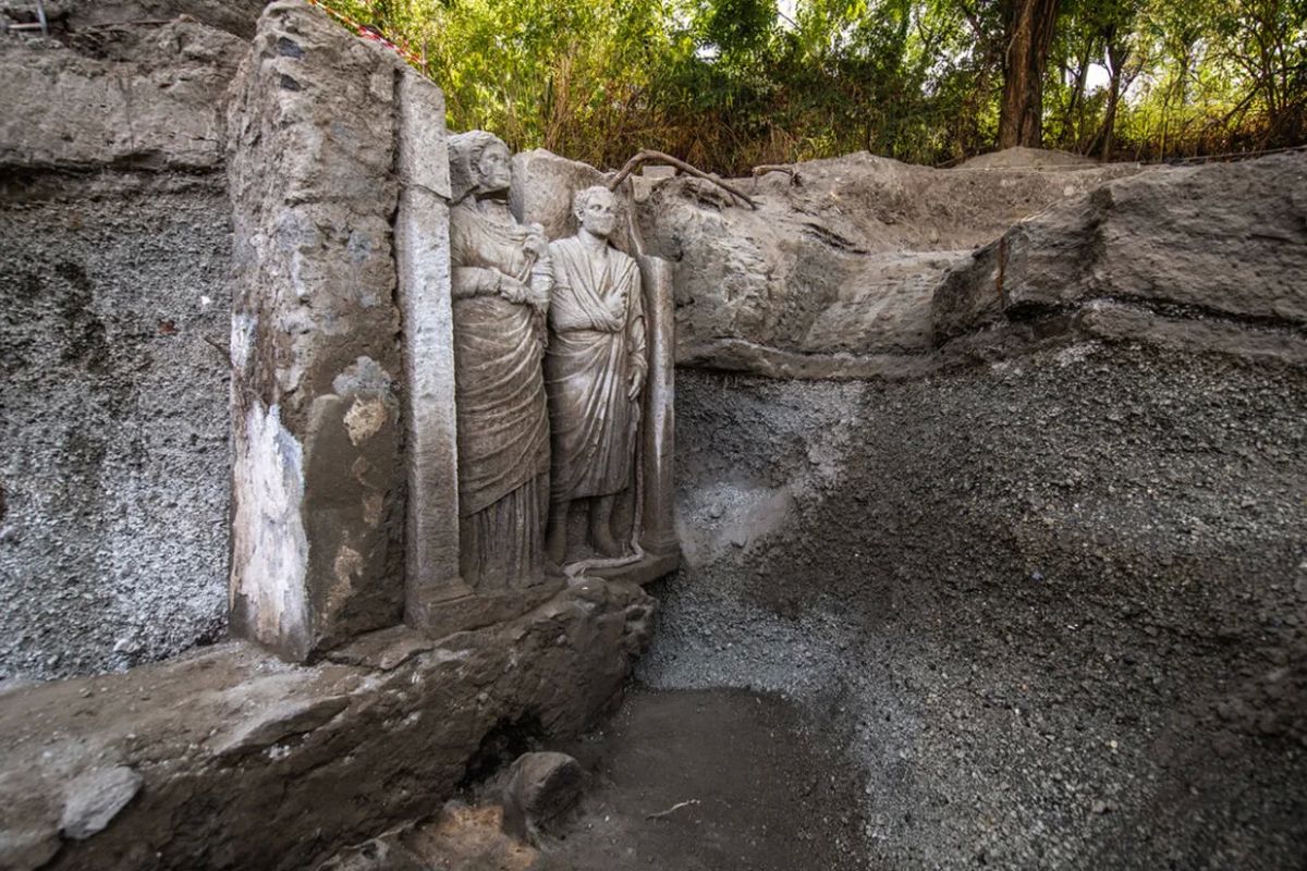 Dua patung langka seukuran manusia ditemukan arkeolog selama penggalian makam di Pompeii, Napoli, Italia.