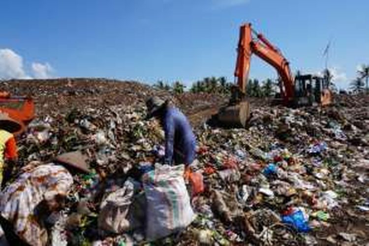 Kasiyah saat mencari sampah di tempat pembuangan sampah akhir.di Bulusan Banyuwangi