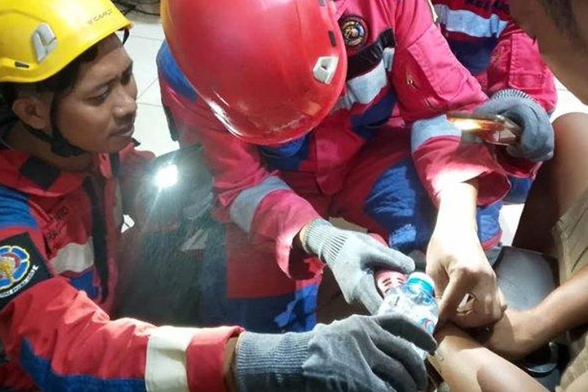 Petugas kepolisian akhirnya meminta bantuan bantuan tim rescue dari Pemadam Kebakaran Kota Surabaya untuk membuka borgol tahanan yang macet.