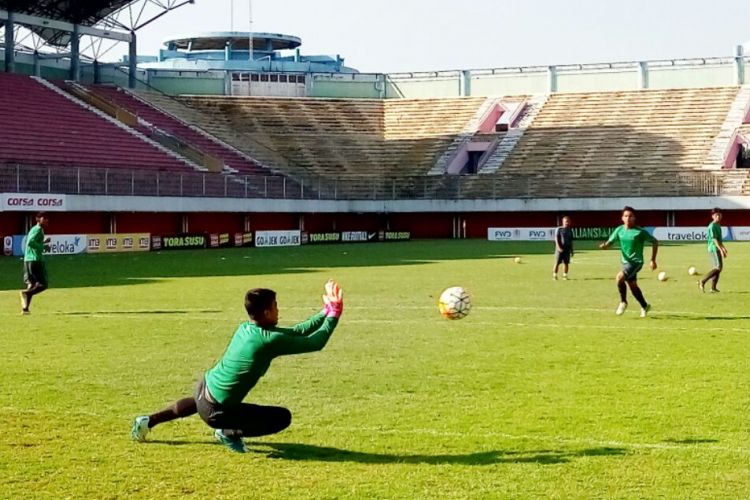 Timnas Indonesia U-19 saat melakukan uji lapangan di Stadion Maguwoharjo, Sleman sebelum laga uji coba melawan PSS Sleman pada 12 Agustus 2017 esok