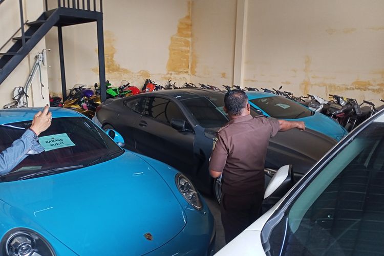 Sejumlah Barang bukti kasus dugaan penipuan aplikasi Quotex yang melibatkan Doni Salmanan Crazy Rich asal Soreang, Kabupaten Bandung, Jawa Barat berhasil diamankan di Kejari Bale Bandung pada Selasa (5/7/2022).