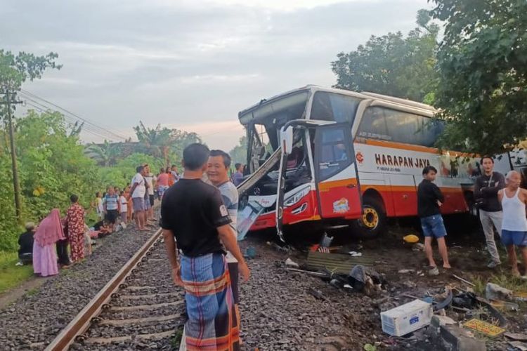 Kondisi Bus Harapan Jaya yang ringsek usai tertabrak kereta api Rapih Dhoho di Desa Ketanon, Tulungagung, Minggu (27/2/2022) pagi. 
