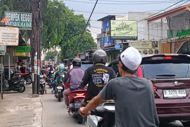 Kebakaran kabel udara di Jalan Raya Condet, Cililitan, Kramatjati, Jakarta Timur, kebakaran, Senin (19/2/2024).