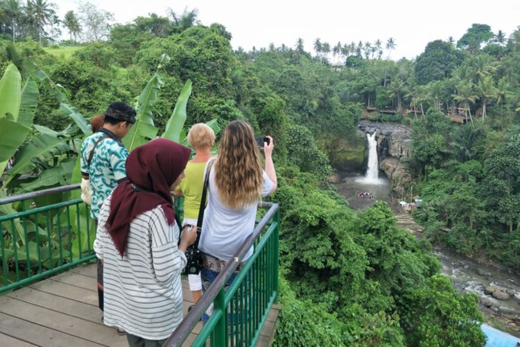 Spot instagramable di Tegenungan Waterfall yang terletak di Desa Kemenuh, Kecamatan Sukawati, Kabupaten Gianyar, Bali. 