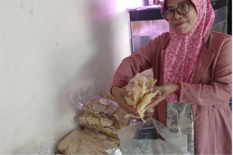 Pelaku UMKM Eka Putri memproduksi kerupuk emping melinjo di Desa Sindangsari, Kabupaten Lebak menembus Arab Saudi dan Jepang. 