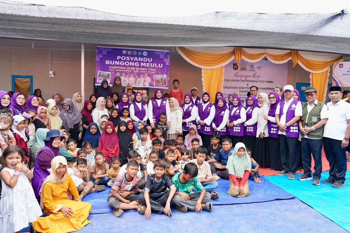 Ketua Umum (Ketum) Tim Pembina (TP) Pos Pelayanan Terpadu (Posyandu) Tri Tito Karnavian membagikan bantuan sosial di hunian sementara (huntara) Desa Ulee Rubek Timur, Kecamatan Langkahan, Kabupaten Aceh Utara, Aceh, Rabu (29/4/2026). 
